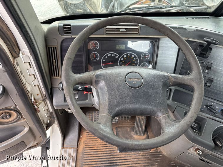 image for item EV4424 2007 Freightliner Columbia semi truck