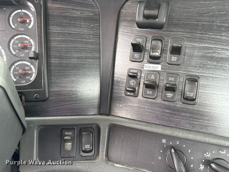 image for item EV4424 2007 Freightliner Columbia semi truck