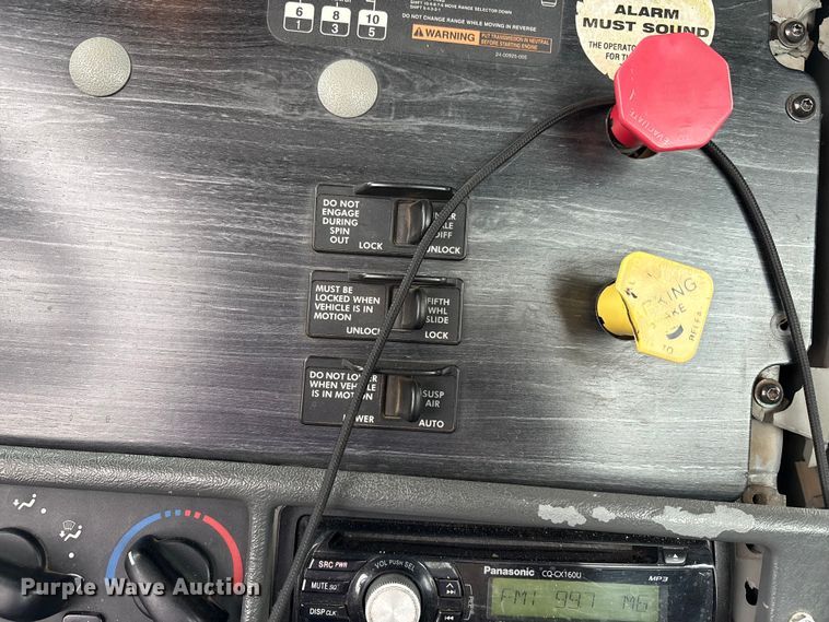 image for item EV4424 2007 Freightliner Columbia semi truck