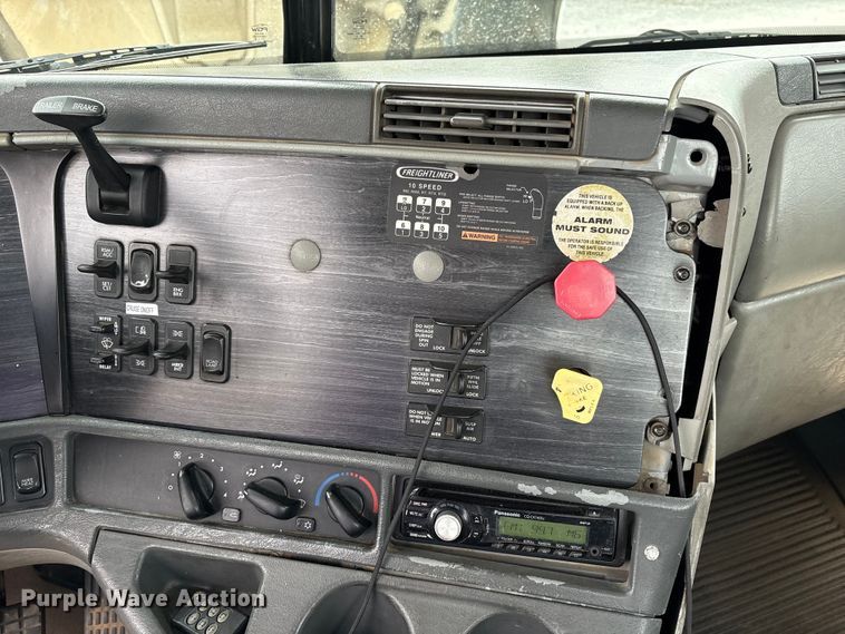 image for item EV4424 2007 Freightliner Columbia semi truck