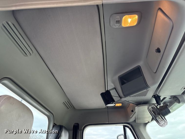 image for item EV4424 2007 Freightliner Columbia semi truck