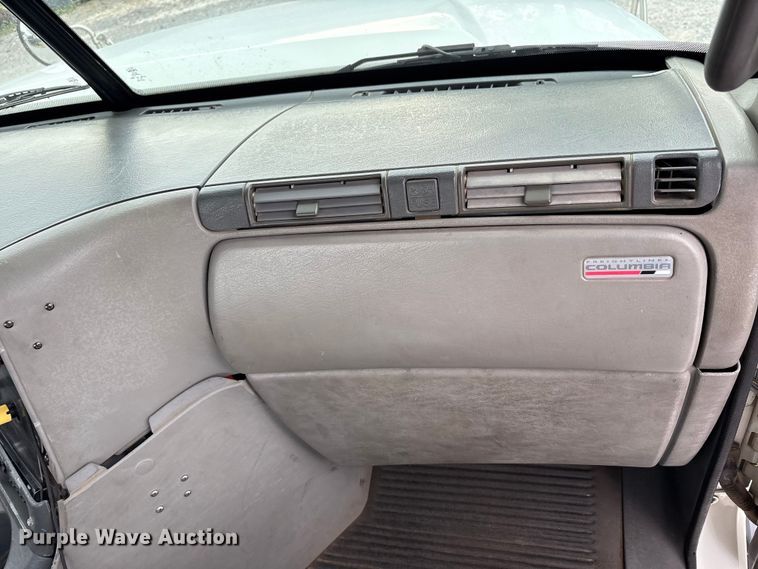 image for item EV4424 2007 Freightliner Columbia semi truck