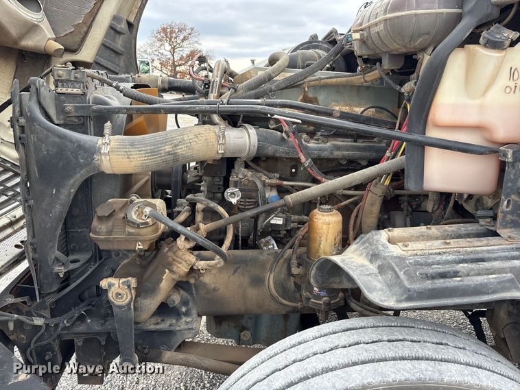 image for item EV4424 2007 Freightliner Columbia semi truck