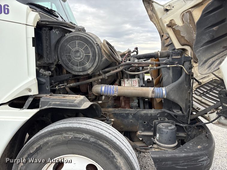 image for item EV4424 2007 Freightliner Columbia semi truck