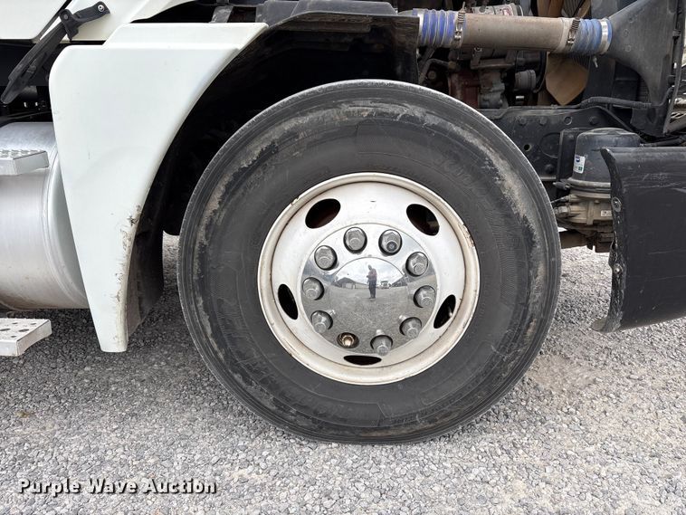 image for item EV4424 2007 Freightliner Columbia semi truck