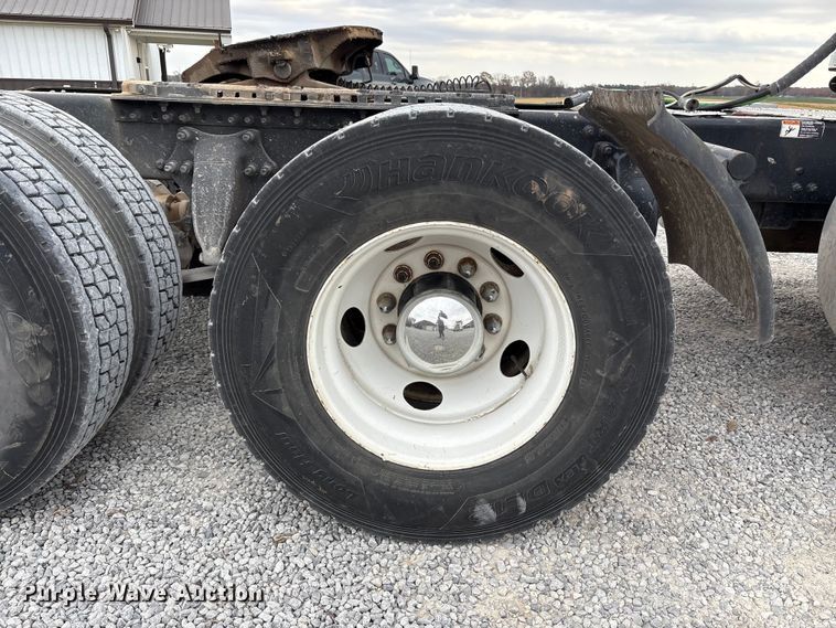 image for item EV4424 2007 Freightliner Columbia semi truck