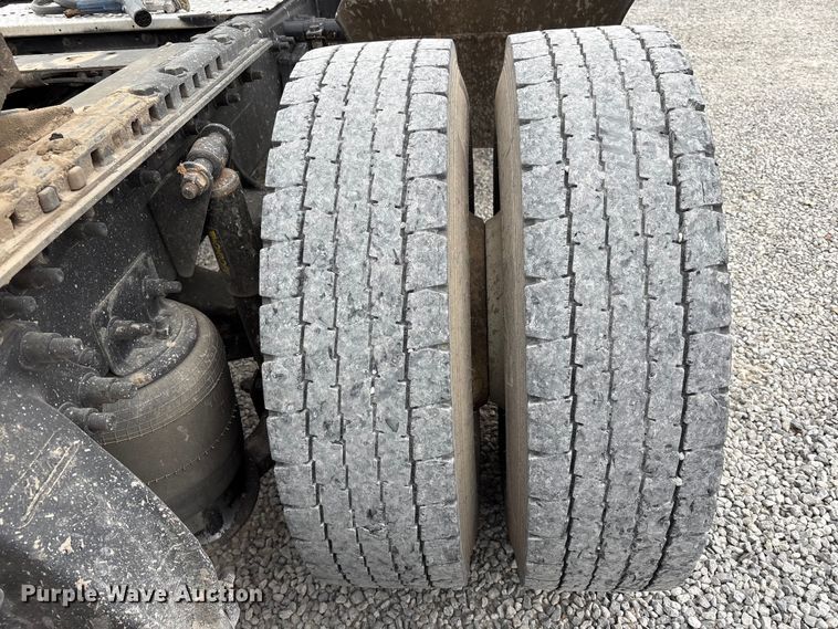 image for item EV4424 2007 Freightliner Columbia semi truck