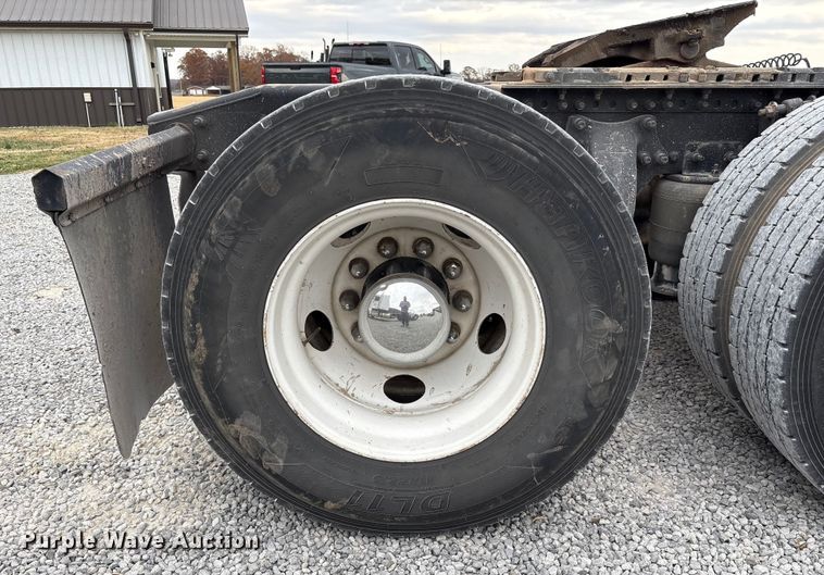 image for item EV4424 2007 Freightliner Columbia semi truck