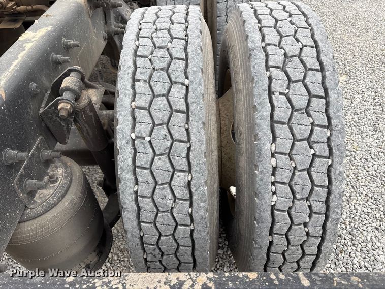 image for item EV4424 2007 Freightliner Columbia semi truck