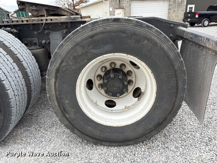 image for item EV4424 2007 Freightliner Columbia semi truck