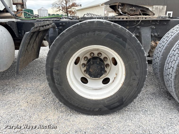 image for item EV4424 2007 Freightliner Columbia semi truck