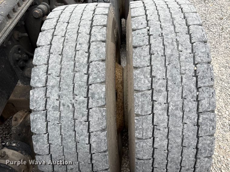 image for item EV4424 2007 Freightliner Columbia semi truck