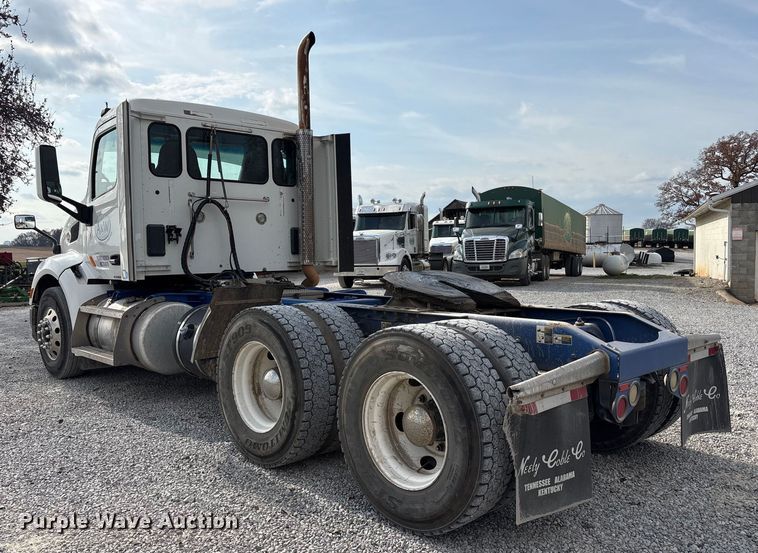 image for item EV4425 2017 Peterbilt 579 semi truck