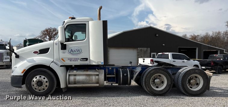 image for item EV4425 2017 Peterbilt 579 semi truck