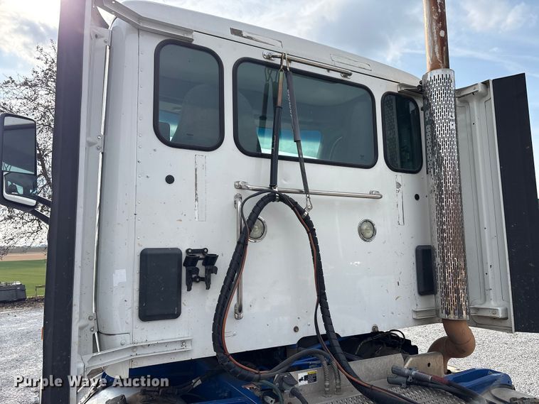 image for item EV4425 2017 Peterbilt 579 semi truck