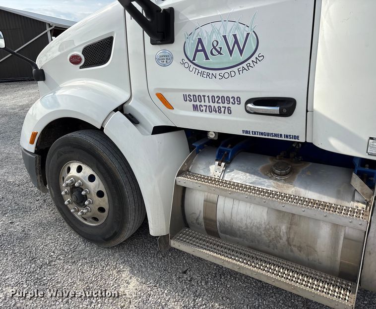 image for item EV4425 2017 Peterbilt 579 semi truck