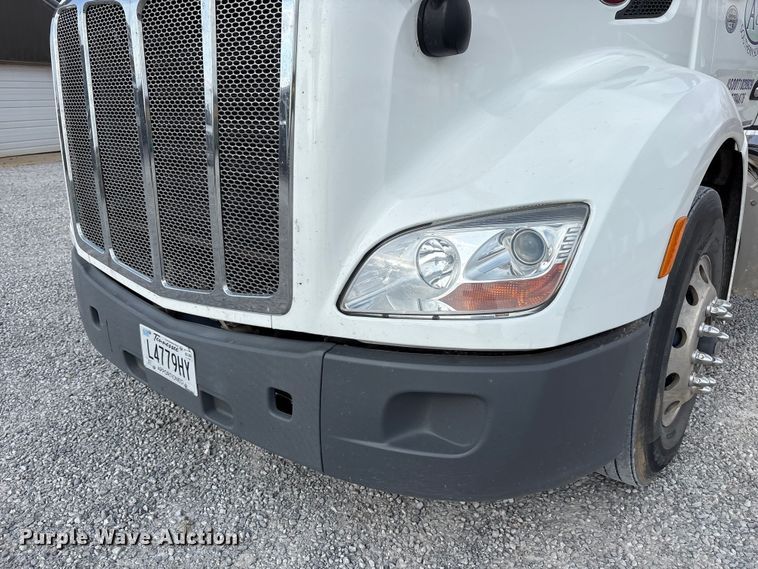 image for item EV4425 2017 Peterbilt 579 semi truck