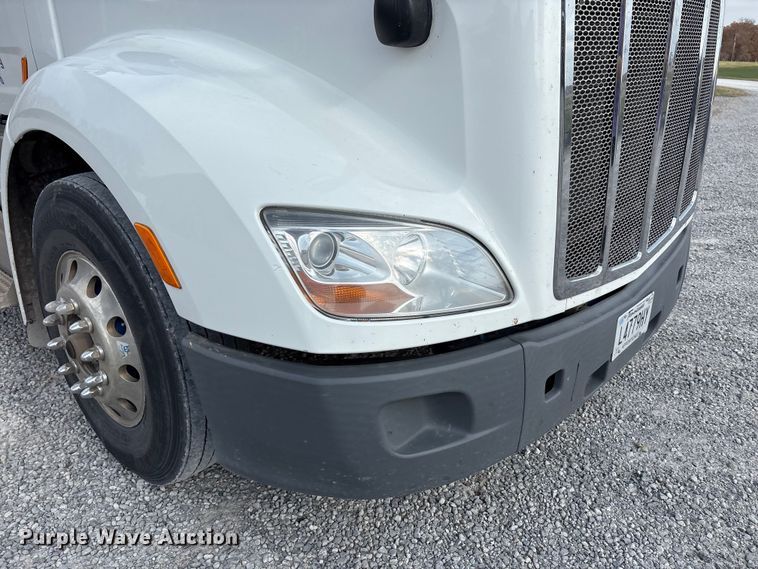 image for item EV4425 2017 Peterbilt 579 semi truck