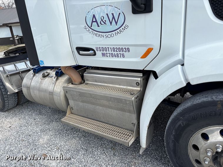 image for item EV4425 2017 Peterbilt 579 semi truck