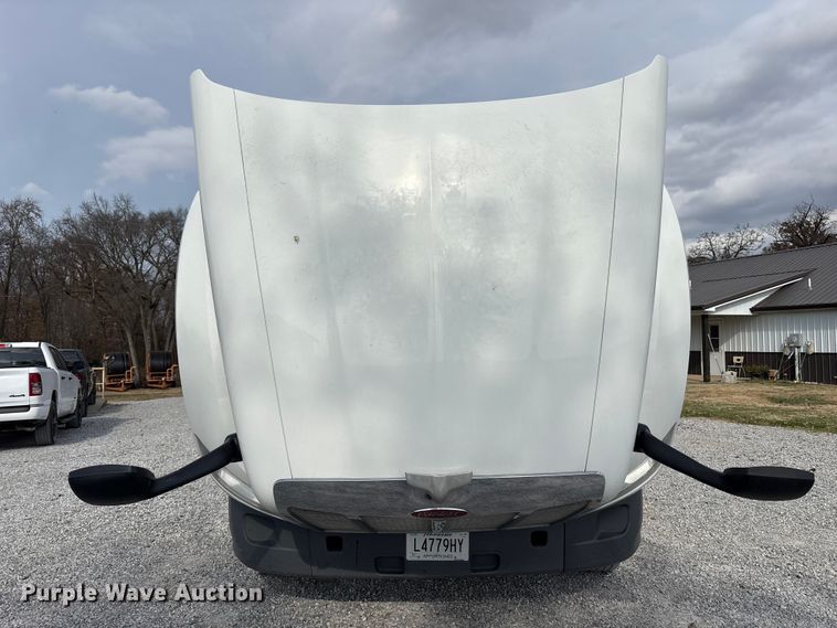 image for item EV4425 2017 Peterbilt 579 semi truck