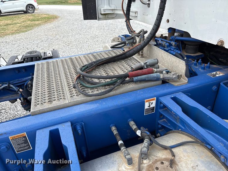 image for item EV4425 2017 Peterbilt 579 semi truck