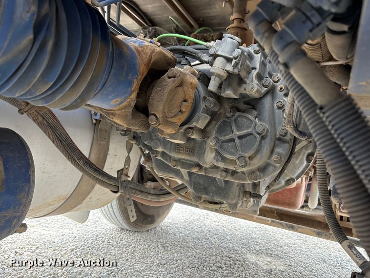 image for item EV4425 2017 Peterbilt 579 semi truck