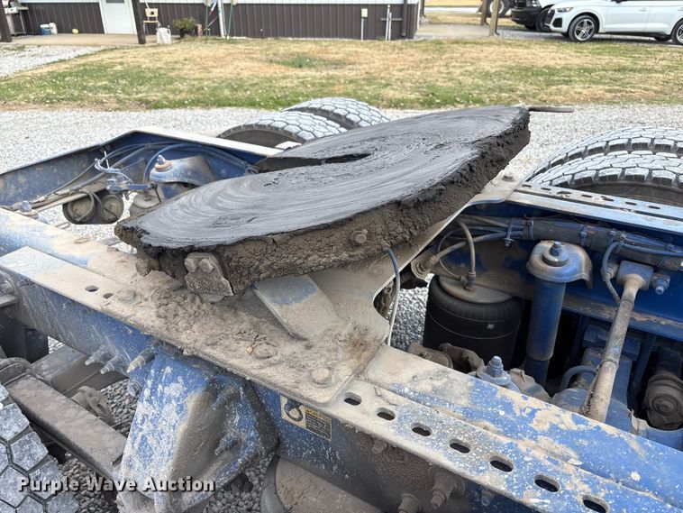 image for item EV4425 2017 Peterbilt 579 semi truck