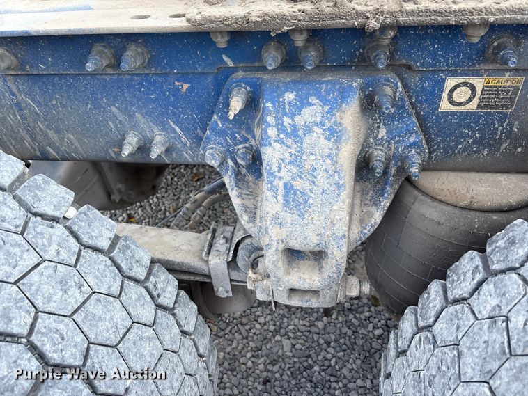 image for item EV4425 2017 Peterbilt 579 semi truck