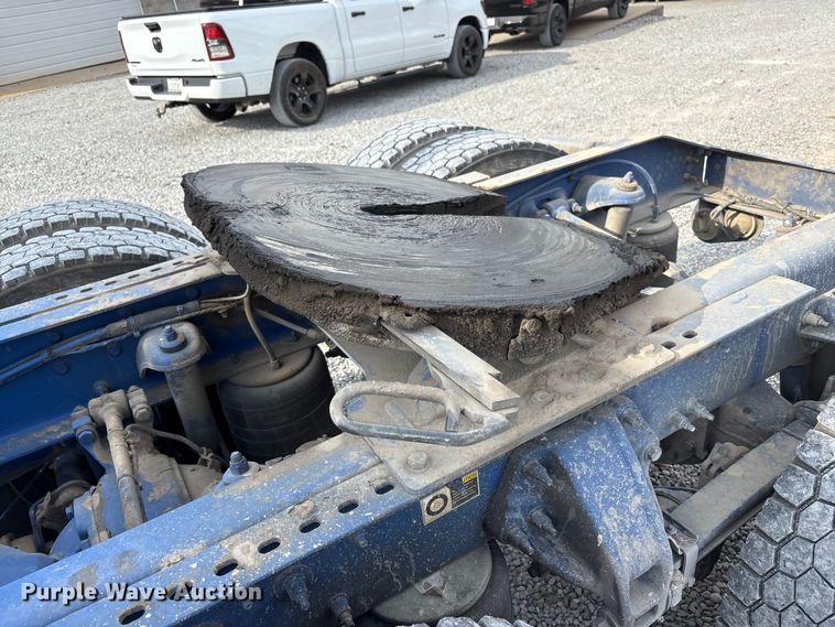 image for item EV4425 2017 Peterbilt 579 semi truck