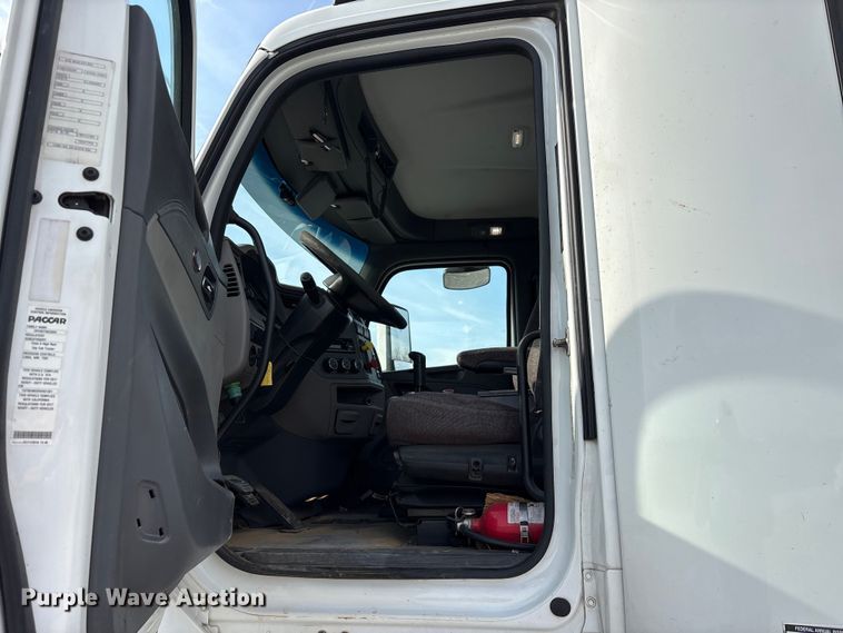 image for item EV4425 2017 Peterbilt 579 semi truck