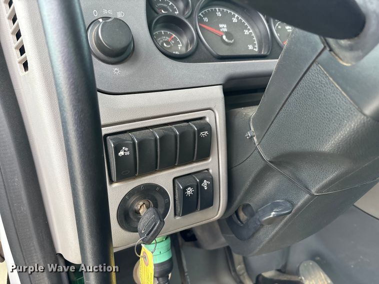 image for item EV4425 2017 Peterbilt 579 semi truck