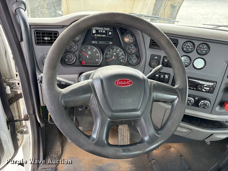 image for item EV4425 2017 Peterbilt 579 semi truck