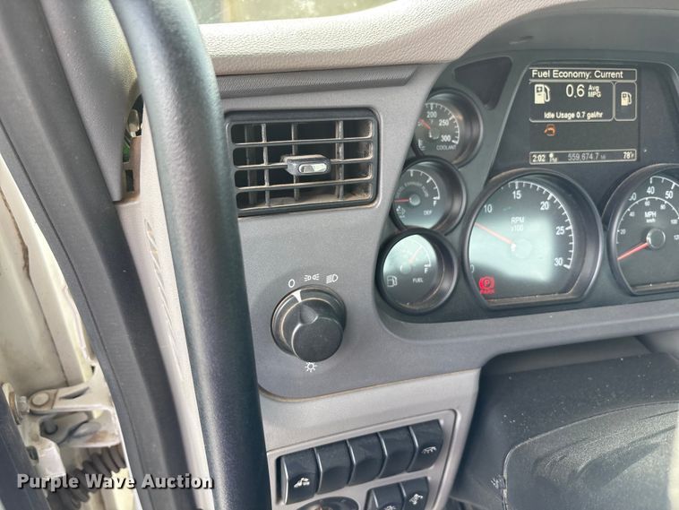 image for item EV4425 2017 Peterbilt 579 semi truck