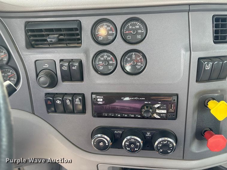 image for item EV4425 2017 Peterbilt 579 semi truck