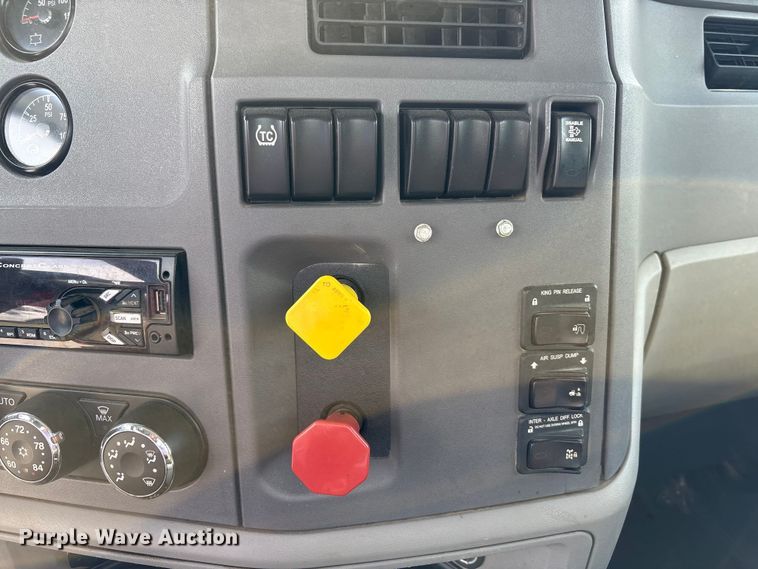 image for item EV4425 2017 Peterbilt 579 semi truck