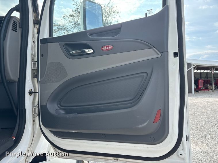 image for item EV4425 2017 Peterbilt 579 semi truck