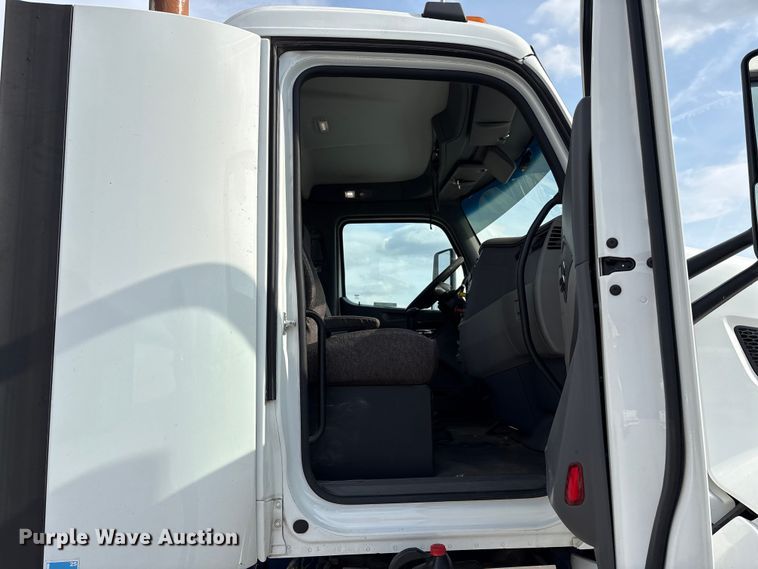 image for item EV4425 2017 Peterbilt 579 semi truck