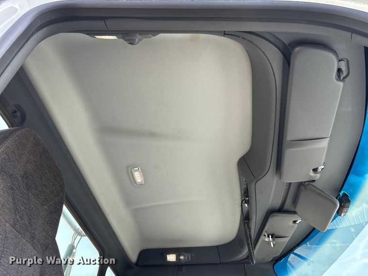 image for item EV4425 2017 Peterbilt 579 semi truck