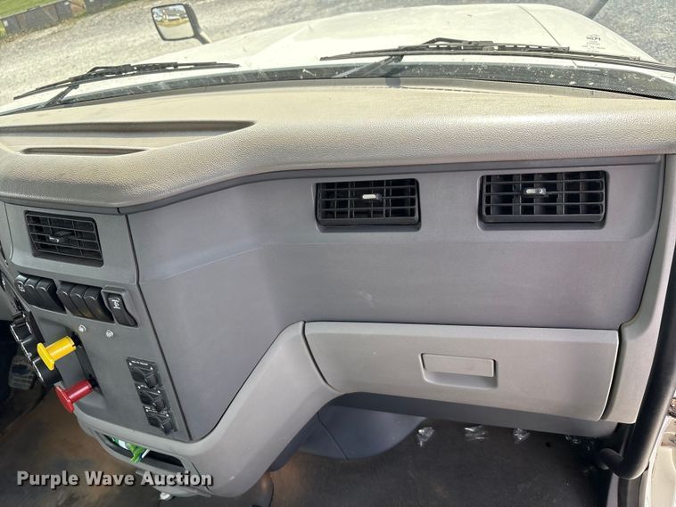 image for item EV4425 2017 Peterbilt 579 semi truck