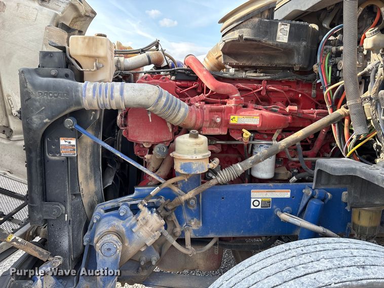 image for item EV4425 2017 Peterbilt 579 semi truck