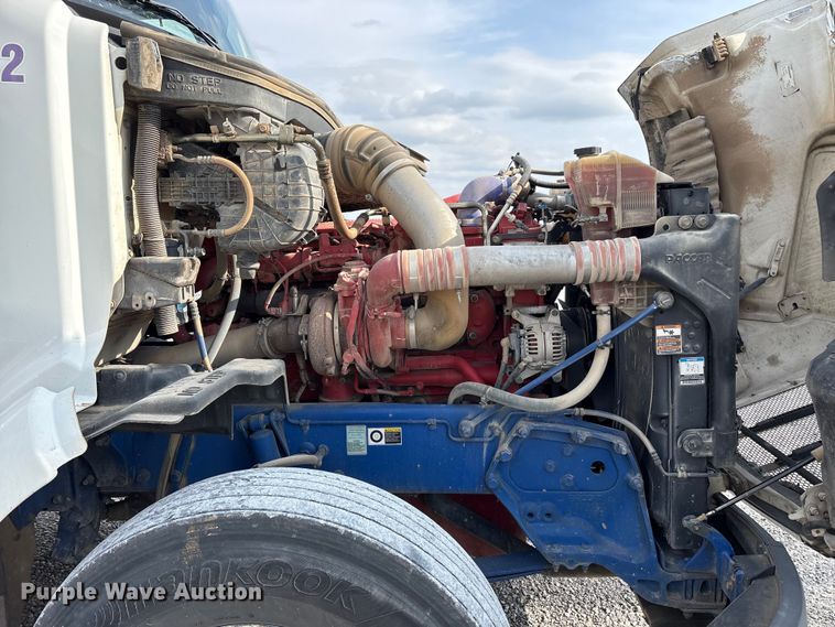 image for item EV4425 2017 Peterbilt 579 semi truck