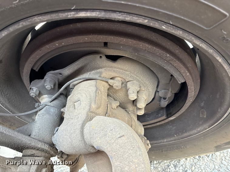 image for item EV4425 2017 Peterbilt 579 semi truck