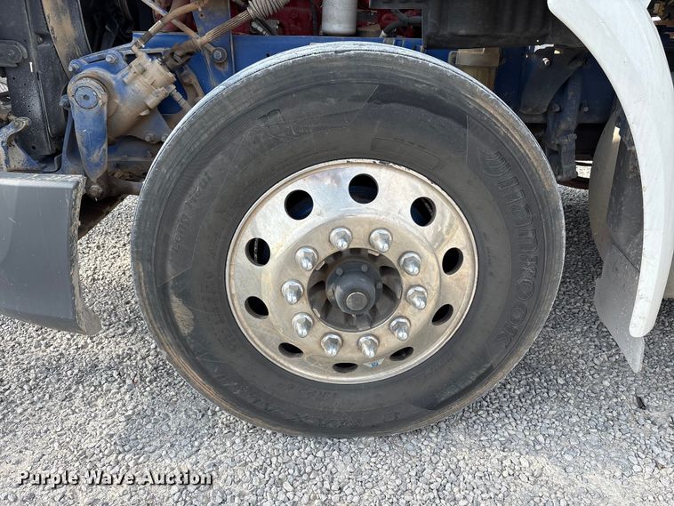 image for item EV4425 2017 Peterbilt 579 semi truck