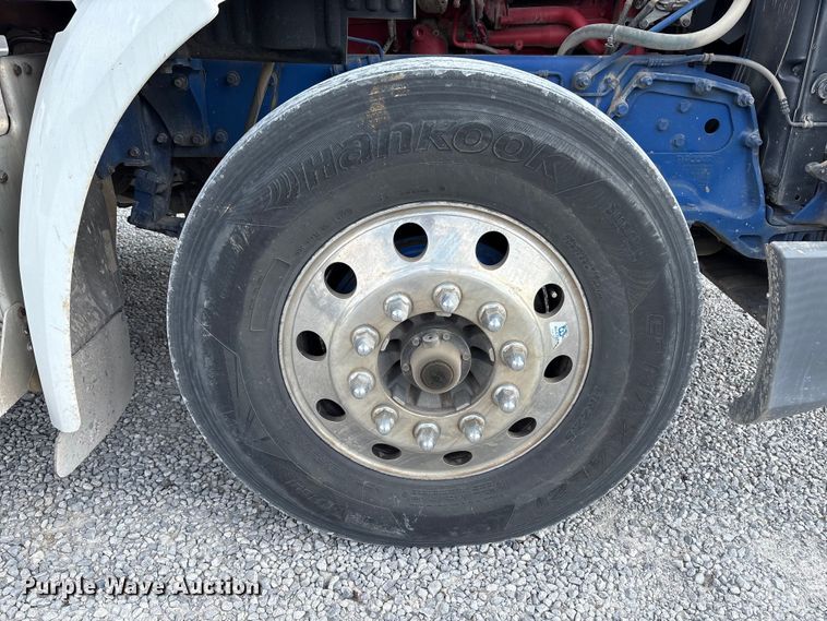 image for item EV4425 2017 Peterbilt 579 semi truck