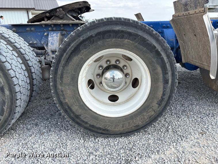 image for item EV4425 2017 Peterbilt 579 semi truck