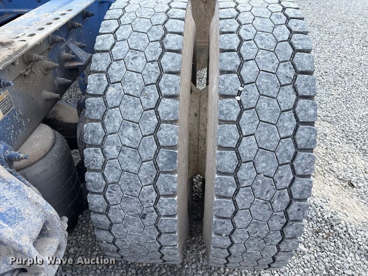 image for item EV4425 2017 Peterbilt 579 semi truck