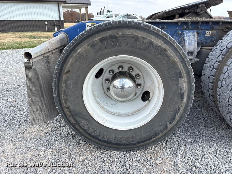 image for item EV4425 2017 Peterbilt 579 semi truck