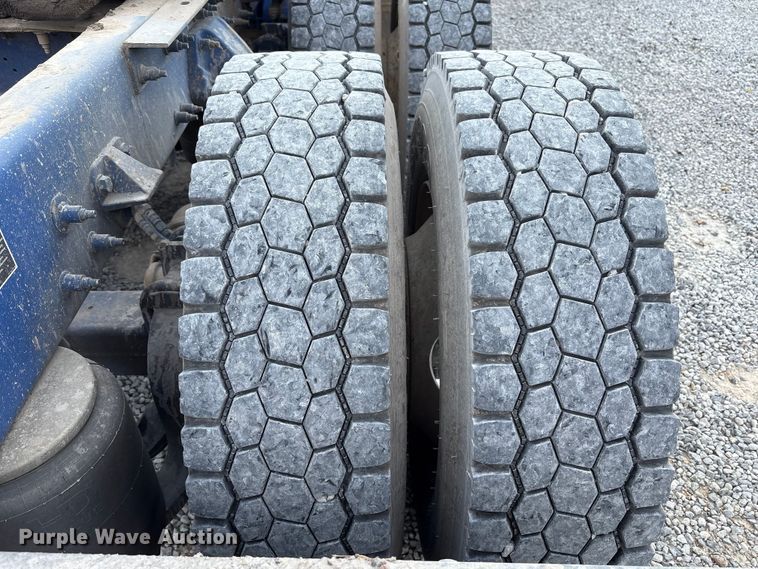 image for item EV4425 2017 Peterbilt 579 semi truck