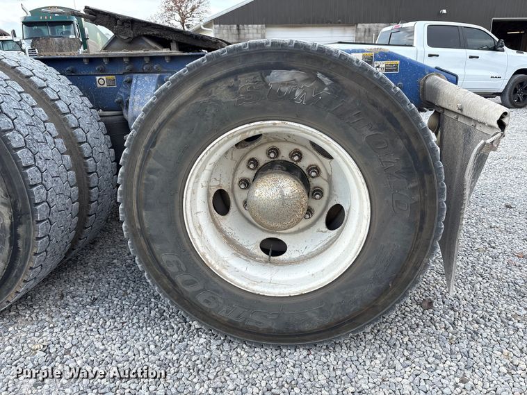 image for item EV4425 2017 Peterbilt 579 semi truck