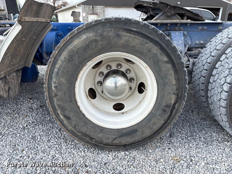 image for item EV4425 2017 Peterbilt 579 semi truck